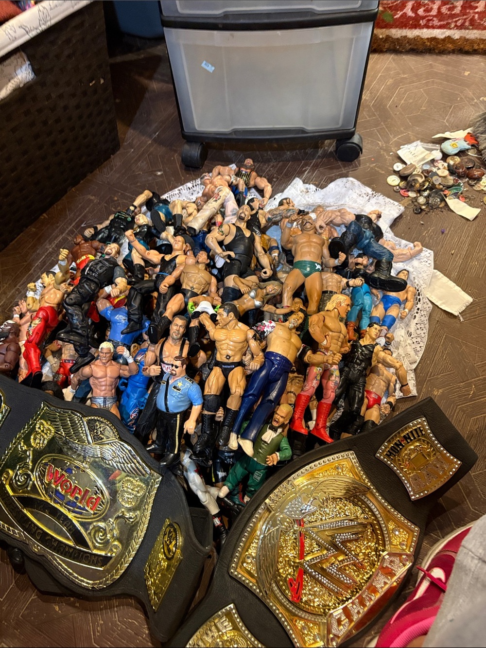 Assorted Wrestling Action Figures with Gold Championship Belts - Mixed Colors